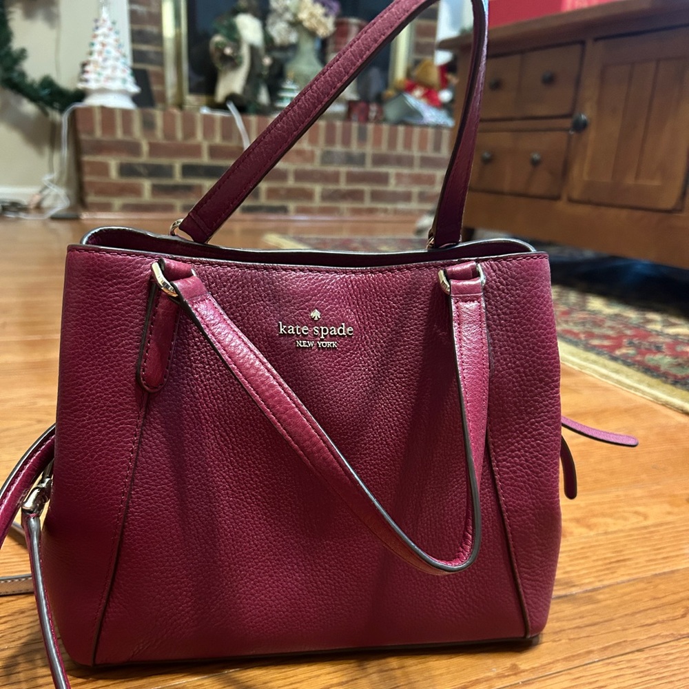 Kate Spade Handbag. Can be carried on the shoulder or crossbody.